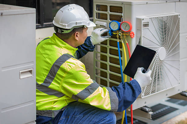 Professional Emergency Ac Repair technician working in Hamilton, TX